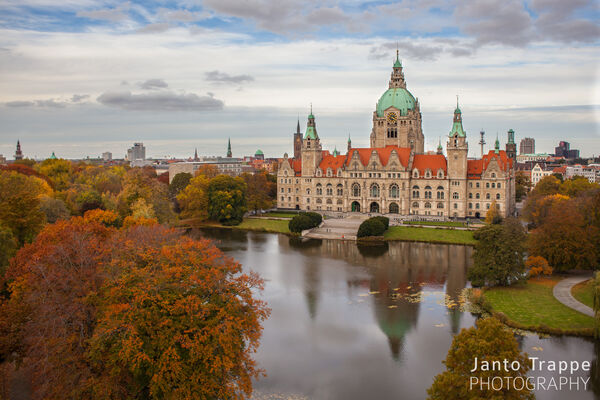 Luftaufnahme des Neuen Rathaus in Hannover im Herbst.