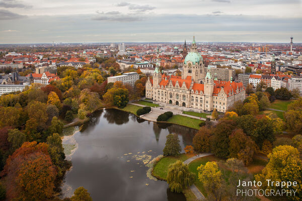 Luftaufnahme des Neuen Rathaus in Hannover im Herbst mit Blick auf die Innenstadt.