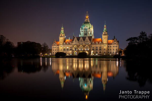 Nachtaufnahme des Neuen Rathaus in Hannover.